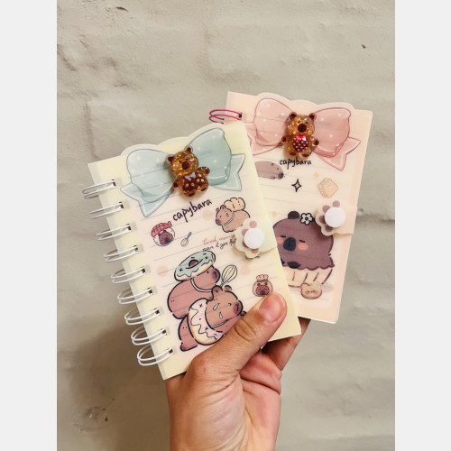 Cuaderno con broche capibara aplique