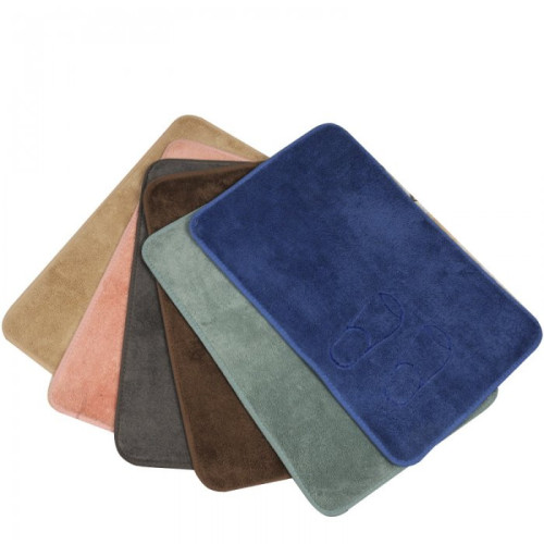 Alfombra baño piecitos bordados