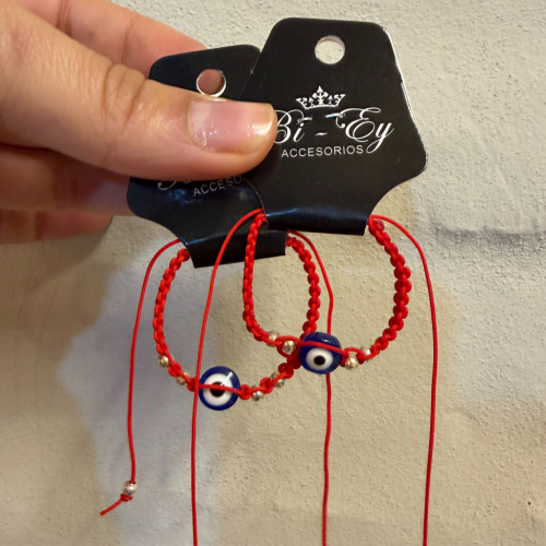 Pulsera roja con ojito