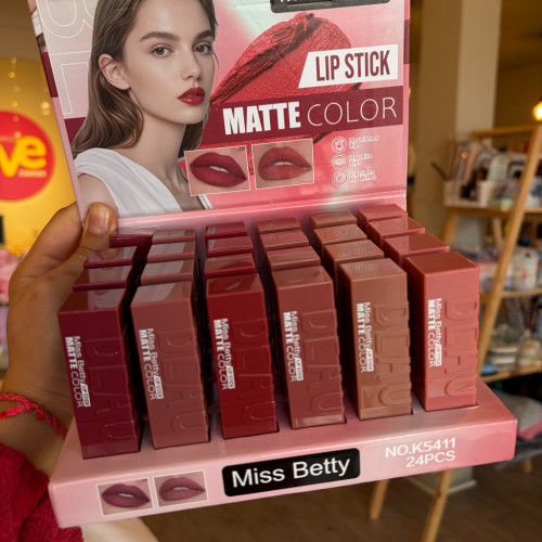 Labial matte color